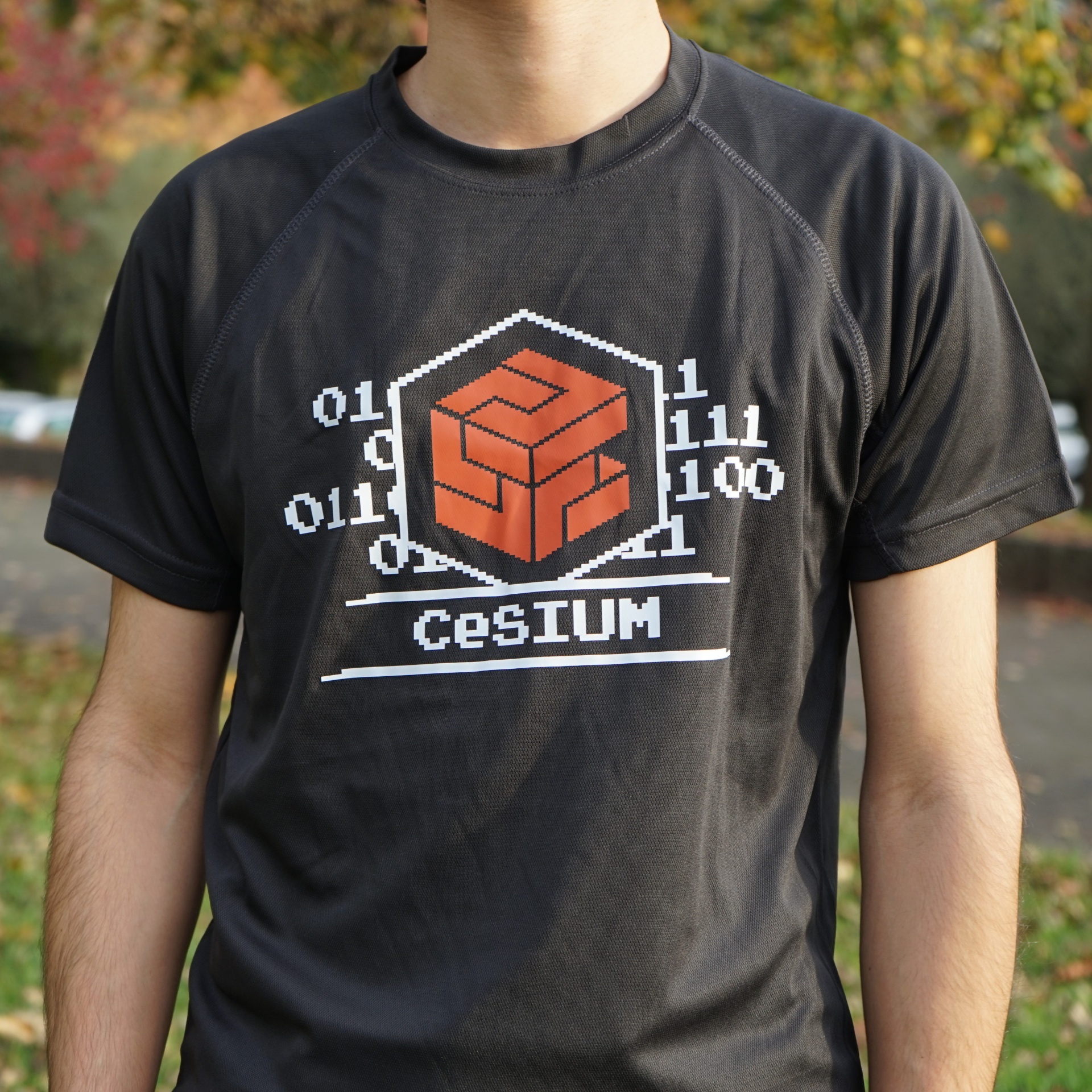 T-shirt preta com logótipo hexagonal alaranjado e texto cesIUM