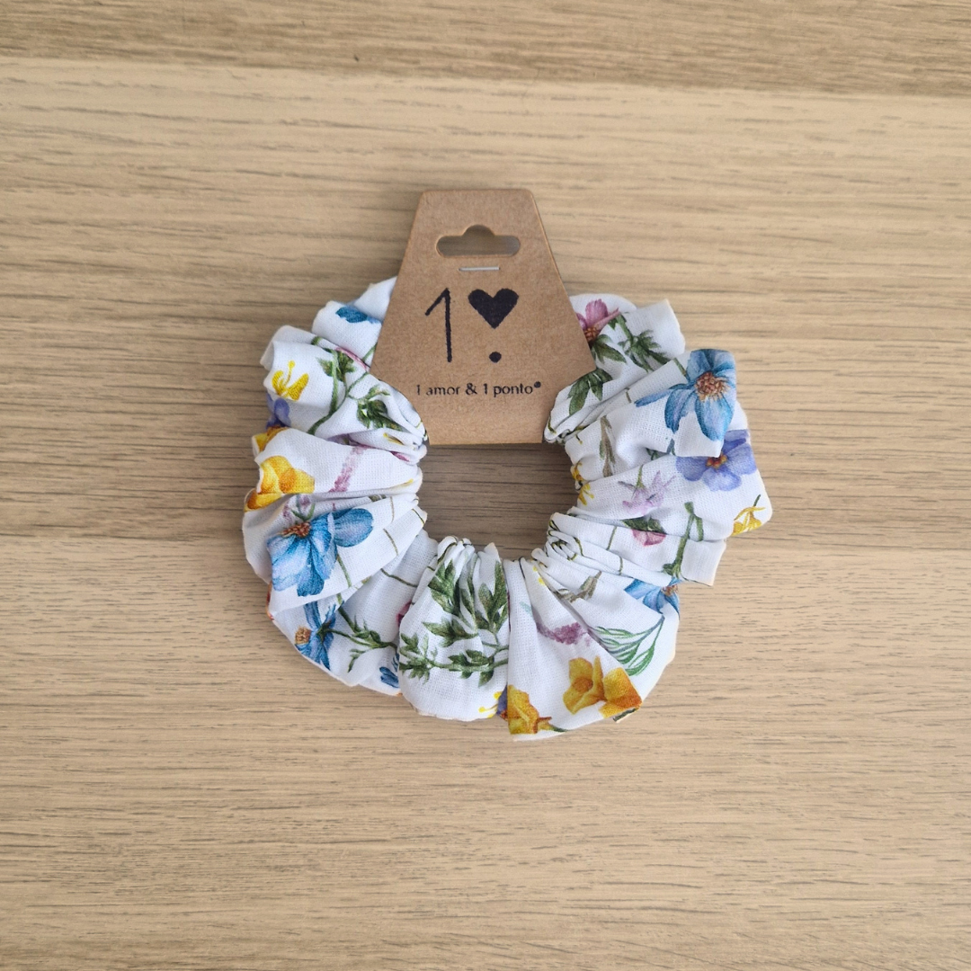 Elástico de cabelo floral branco com etiqueta de cartão castanho