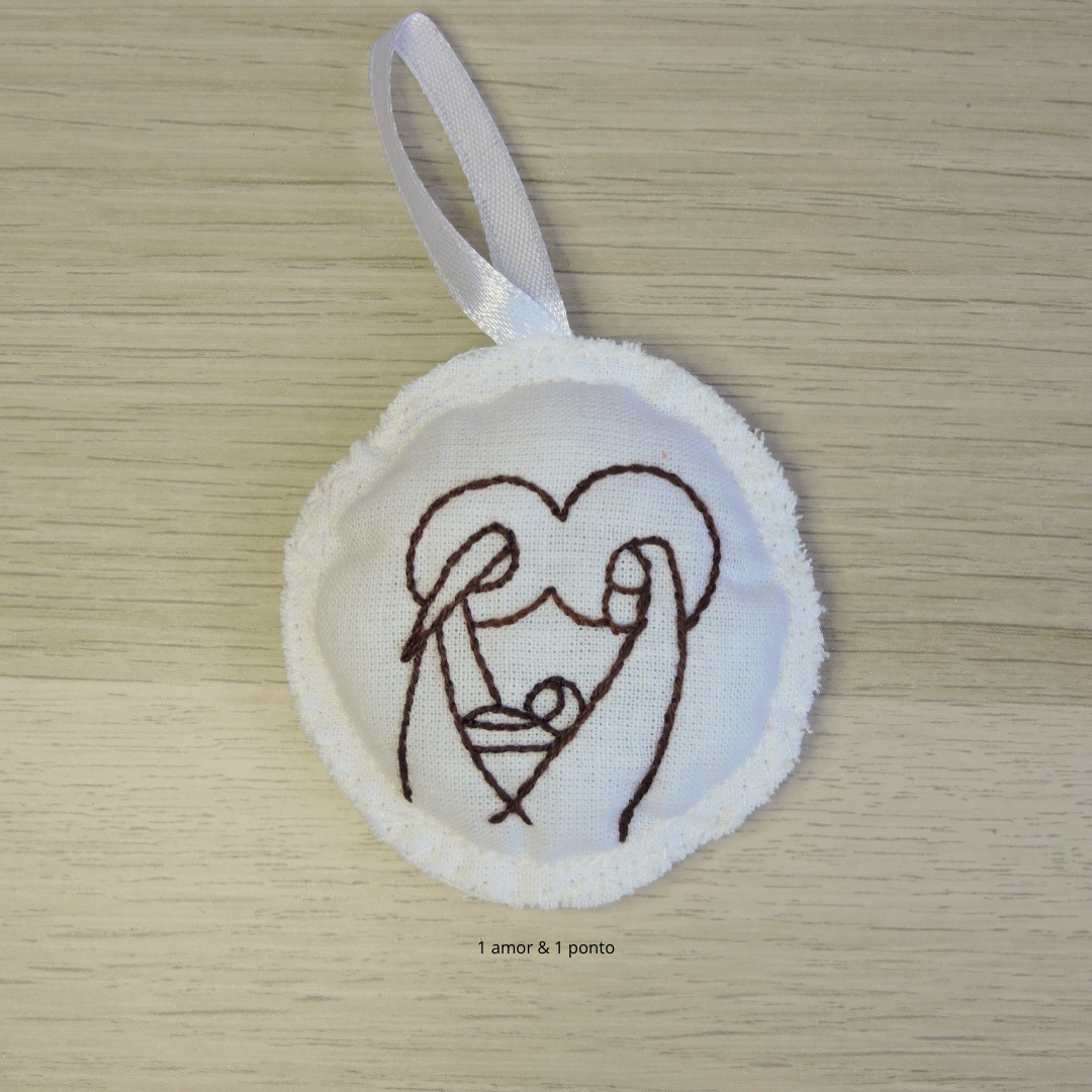 Ornamento redondo branco com bordado castanho de figura religiosa e fita para pendurar
