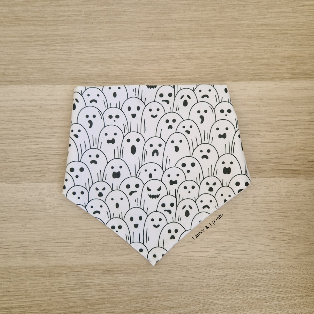 Bandana branca com padrão de fantasmas a preto, várias expressões faciais.