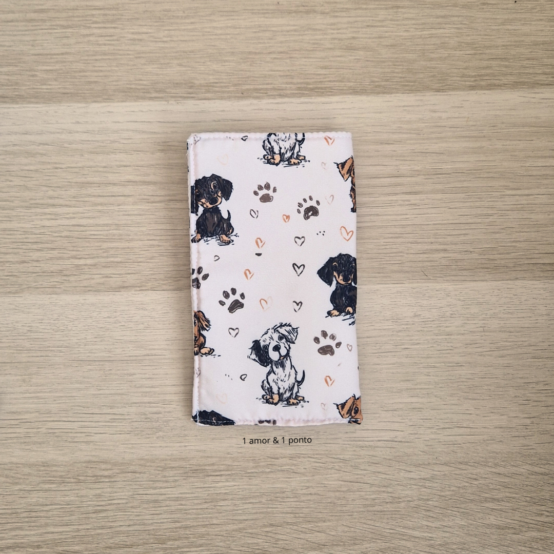 Guardanapo de tecido com padrão de cachorros e corações em fundo branco