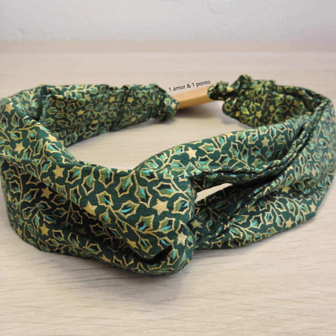 Faixa para cabelo verde com padrão dourado e nó frontal