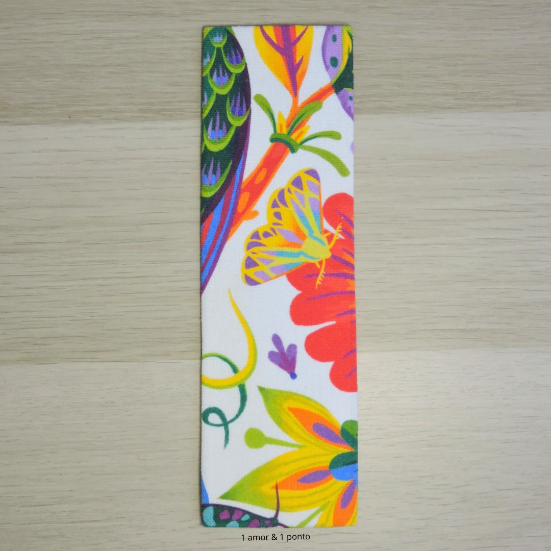 Faixa decorativa com padrão de flores, borboleta e folhas em cores vibrantes