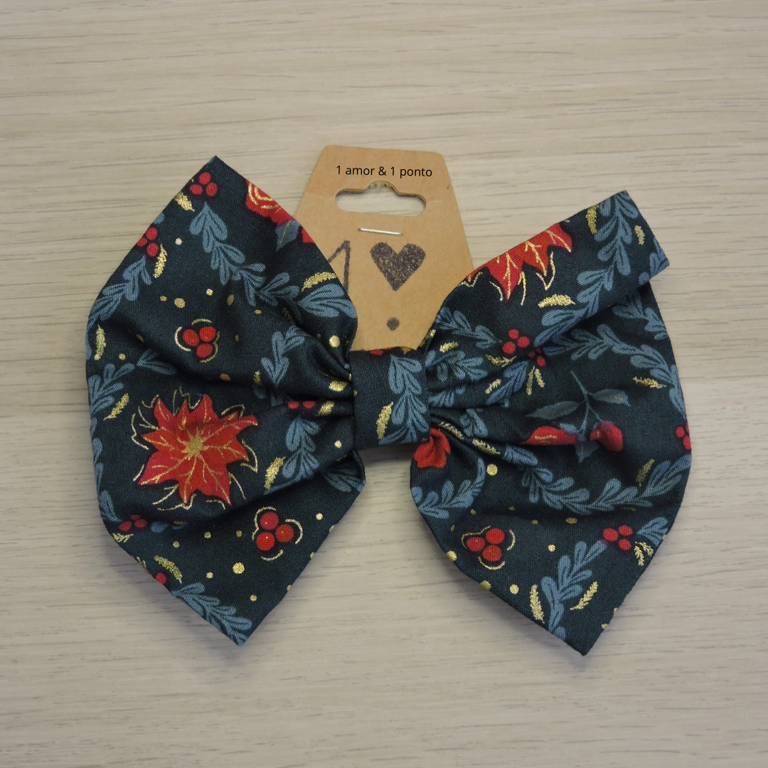 Laço de tecido floral azul, vermelho e amarelo com etiqueta '1 amor & 1 ponto'