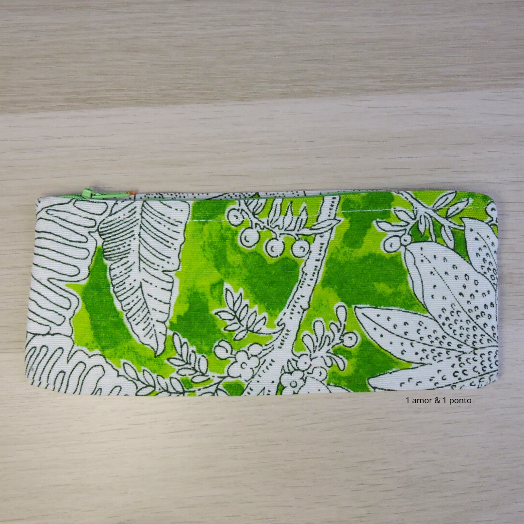 Estojo de tecido com padrão de folhas verde e branco