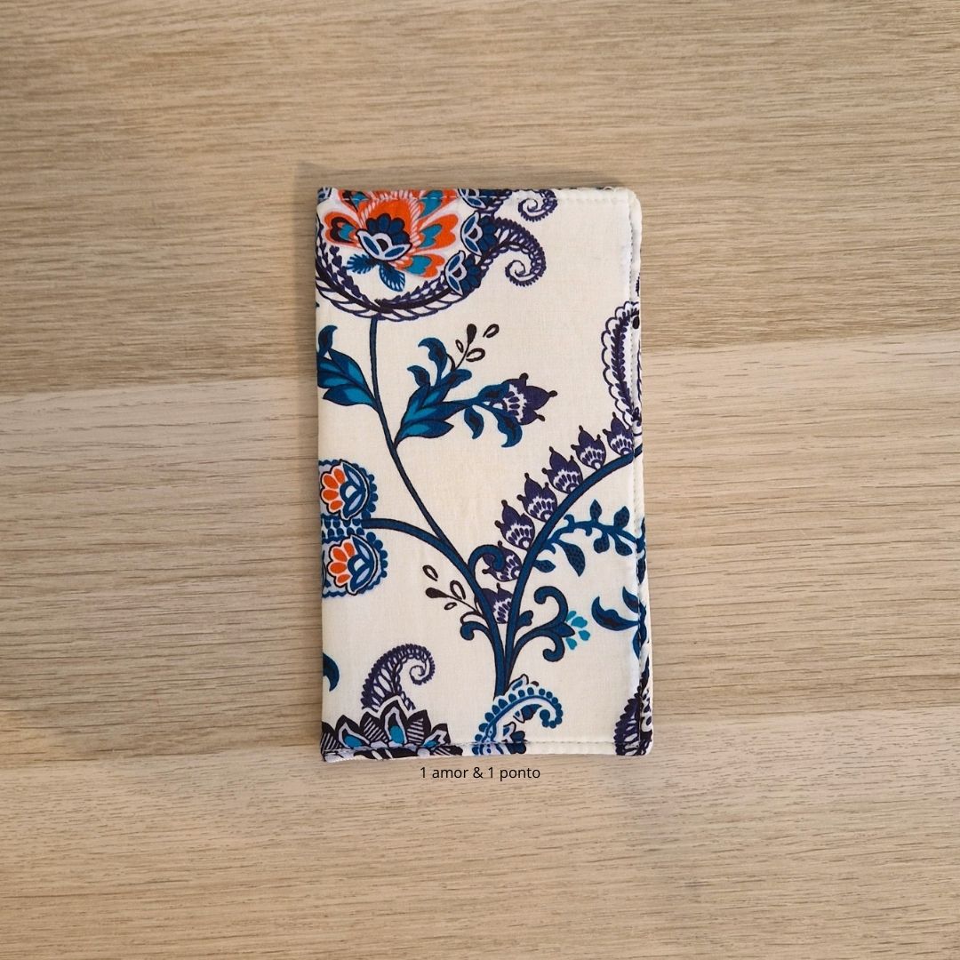 Carteira ou porta-cartões floral em tecido com fundo creme e padrão azul e laranja