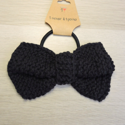 Elástico de cabelo com laço tricotado preto em cartão castanho