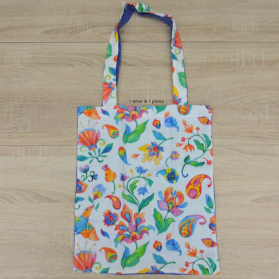 Saco de tecido estampado floral colorido com etiqueta interna