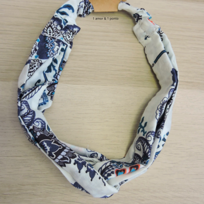 Fita&#x20;de&#x20;cabelo&#x20;azul&#x20;e&#x20;branca