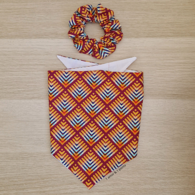 Conjunto de bandana e elástico para o pelo com padrão geométrico colorido