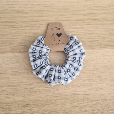Elástico para cabelo scrunchie branco com padrão de quadrados azuis escuros e cartão castanho com texto