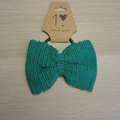 Laço verde trançado com etiqueta de cartão castanho e elástico preto