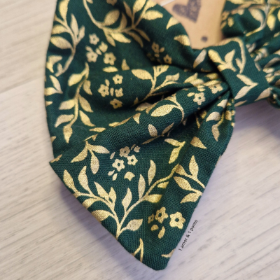 La&#x00E7;o&#x20;com&#x20;travess&#x00E3;o&#x20;verde&#x20;ramagens&#x20;douradas