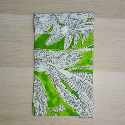 Estojo de tecido com padrão de folhas verdes e botão de pressão branco