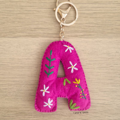 Chaveiro em feltro rosa com bordados florais em forma da letra A
