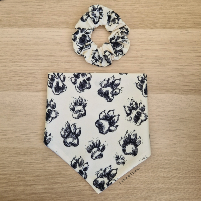 Scrunchie e lenço triangular creme com padrão de patas pretas e texto 1 amor 1 ponto
