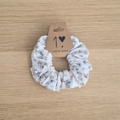 Elástico de cabelo branco com padrão floral pequeno e etiqueta de cartão castanho