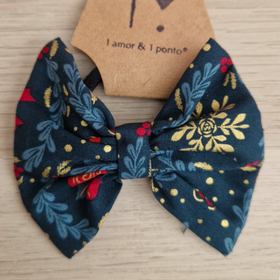 Laço de tecido floral em azul, vermelho, dourado e cinza com cartão de papel castanho