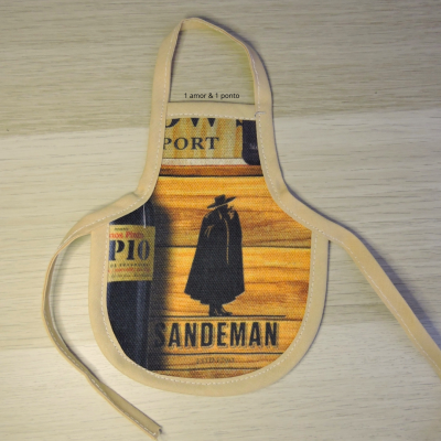 Avental pequeno com padrão de vinho e texto 'SANDMAN'