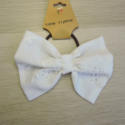 Elástico para cabelo com laço branco bordado e cartão castanho com texto