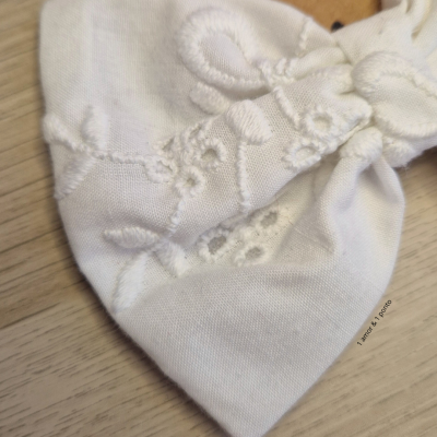 La&#x00E7;o&#x20;com&#x20;travess&#x00E3;o&#x20;bordado&#x20;ingl&#x00EA;s