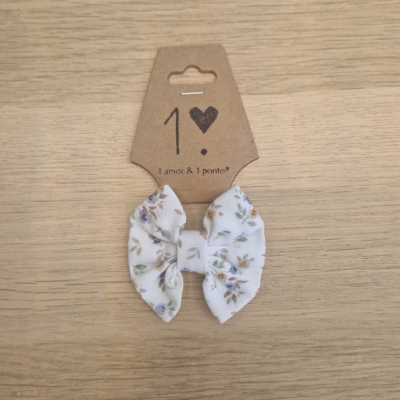 Laço de tecido branco com flores para cabelo em cartão castanho