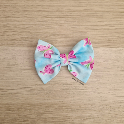 Laço azul claro com estampado de morangos cor-de-rosa e verdes