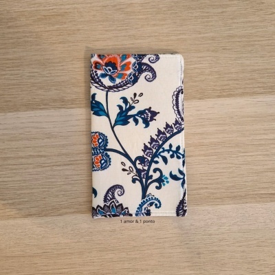 Carteira ou porta-cartões floral em tecido com fundo creme e padrão azul e laranja