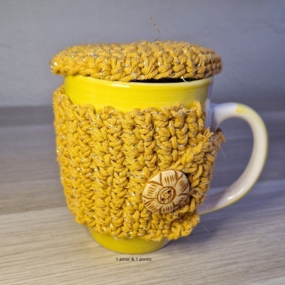 Caneca amarela com capa e tampa de croché amarelo