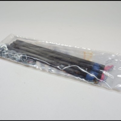 Molhos pretos com pontas vermelhas e azuis em saco plástico transparente sobre superfície branca.