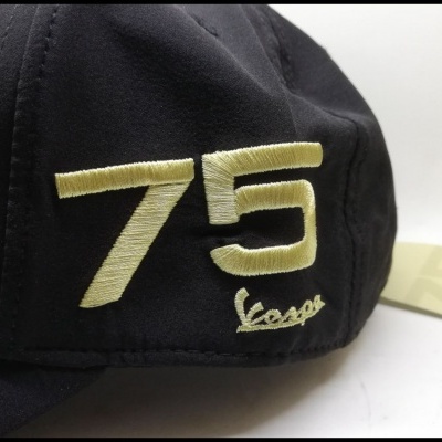 Boné preto com número 75 e Vespa bordados a amarelo