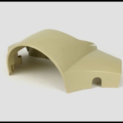 Peça plástica arqueada bege sobre fundo cinza claro