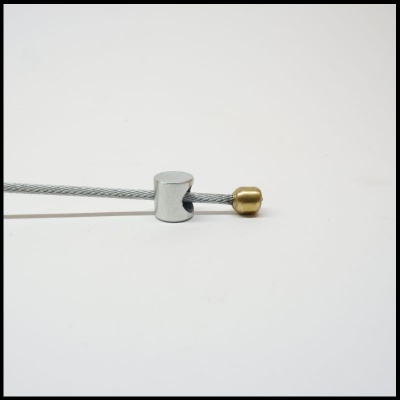 Cabo metálico com ponta dourada e peça ajustadora prateada