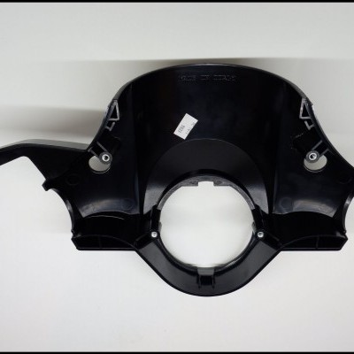 Peça plástica preta automóvel ou motocicleta sobre fundo branco