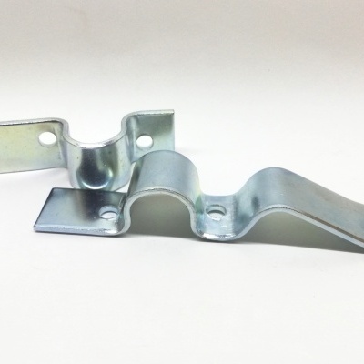 Suporte metálico com três orifícios para fixação sobre fundo branco