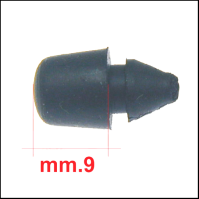 Peça pequena preta de borracha com 9 mm de comprimento em fundo branco