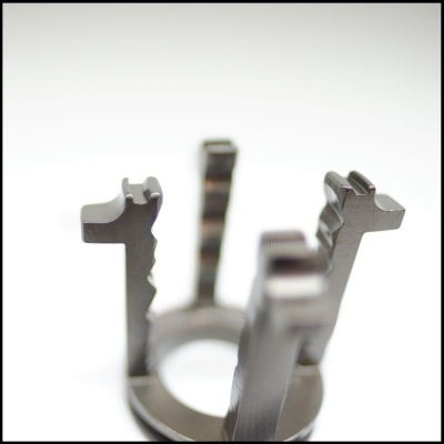 Suporte metálico prateado com quatro presilhas verticais sobre fundo branco