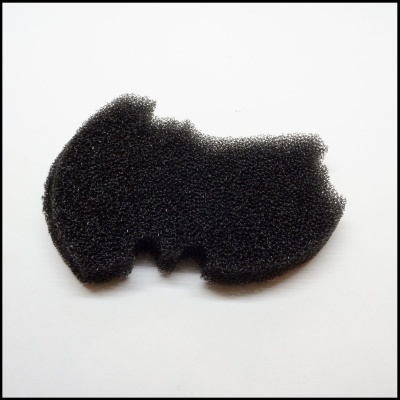 Espuma preta porosa sobre superfície branca