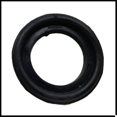 Anel redondo preto de borracha sobre fundo branco