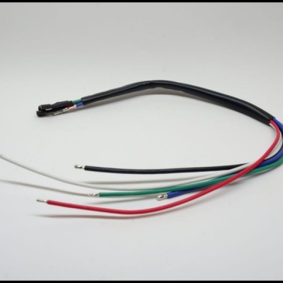 Cabo elétrico com múltiplos fios coloridos e terminais metálicos nas extremidades