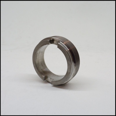 Anel metálico prateado com roscas exteriores e recortes