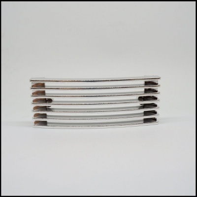 Seis elásticos metálicos prateados com pontas pretas alinhados.