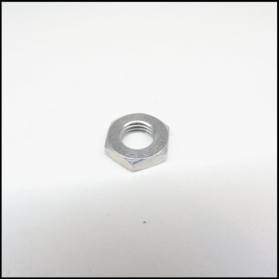 Porca metálica hexagonal prateada com furo central roscado