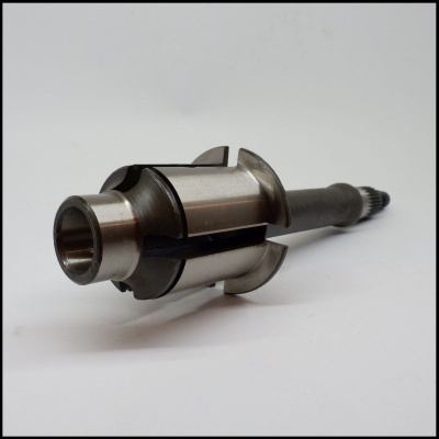 Componente mecânico metálico prateado sobre fundo branco