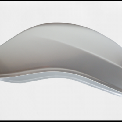 capacete branco aerodinâmico com fundo neutro