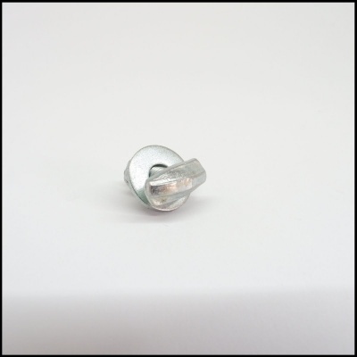 peça metálica pequena com asa larga para aperto manual