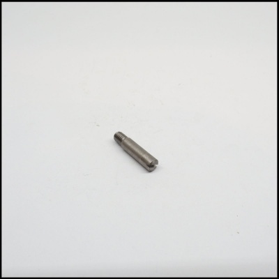 Parafuso metálico pequeno cinzento com rosca e ranhura