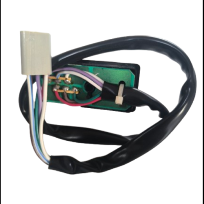 Cabo elétrico com conector e fios coloridos em placa verde