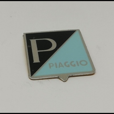 Emblema frontal "PIAGGIO" para Vespa 50
