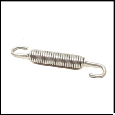 Mola metálica cilíndrica prateada com ganchos em ambas as extremidades